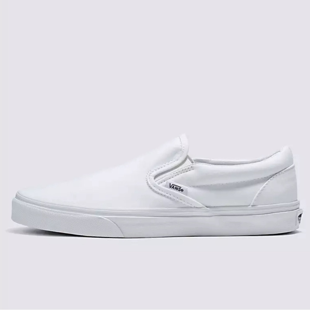 BRAND: Vans
SIZE: Women’s 6.5
COLOR: white